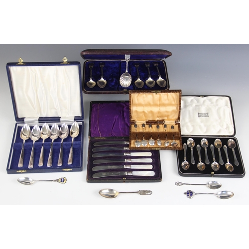 34 - A cased set of eight George VI silver teaspoons, Wakely & Wheeler, London 1951, each with oval bowl ... 