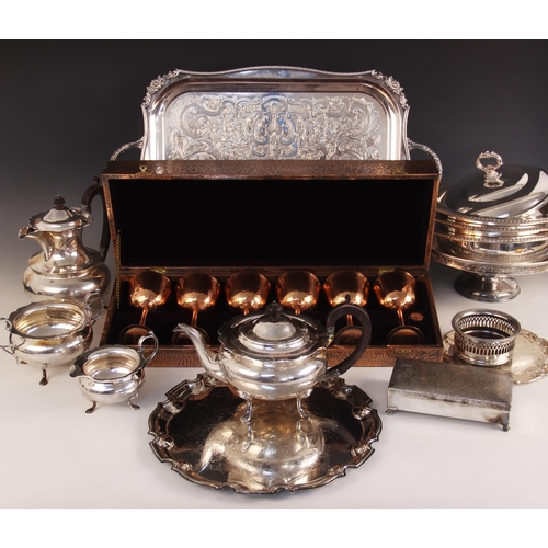 106 - A large quantity of silver mounted, silver plated and silver coloured tableware and accessories, to ... 