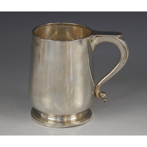 75 - A George VI silver mug, William Suckling Ltd, Birmingham 1942, of tapering cylindrical form on circu... 