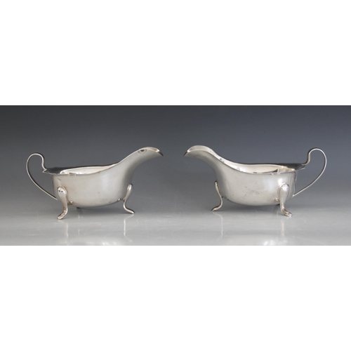 99 - A cased pair of George VI silver sauce boats, Emile Viner Sheffield 1947, each of typical form with ... 