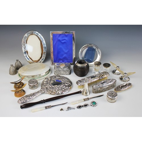 9 - A selection of silver, silver mounted and silver coloured dressing table wares, to include a Victori... 