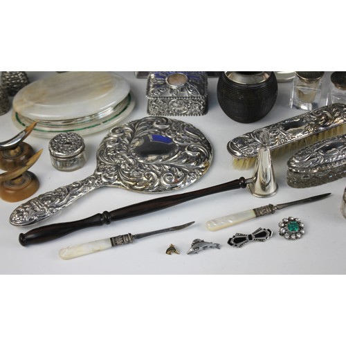9 - A selection of silver, silver mounted and silver coloured dressing table wares, to include a Victori... 