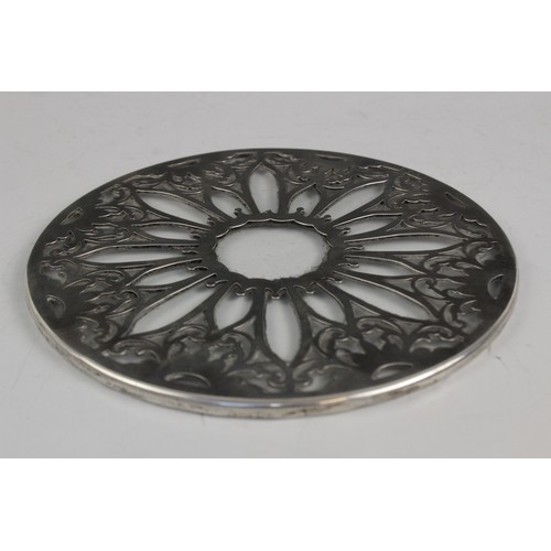 95 - A George V silver mounted glass coaster, Daniel & Arter, Birmingham 1923, the circular colourless gl... 