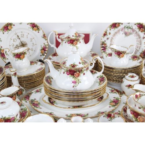 372 - An extensive Royal Albert 'Old Country Roses' dinner, tea and coffee service, comprising; twelve din... 