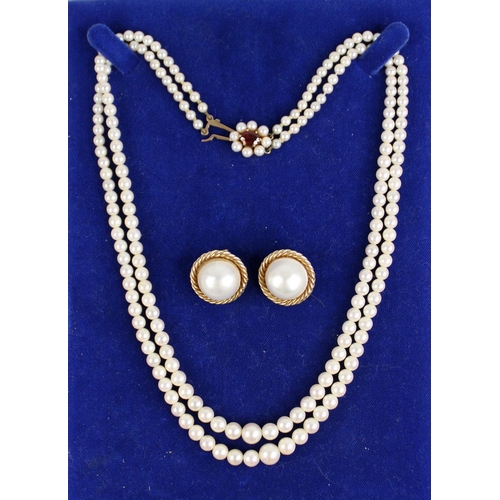 64 - A pearl necklace with 9ct gold clasp, comprising two rows of graduated cultured pearls, measuring be... 