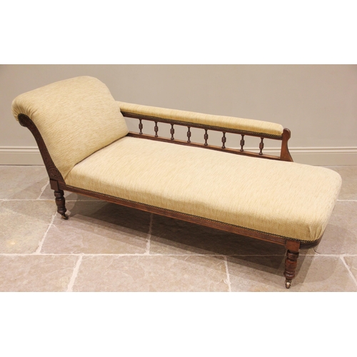 730 - An Edwardian walnut framed and upholstered chaise lounge, the padded scroll end extending to a padde... 