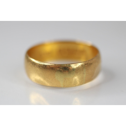 75 - A 22ct gold wedding band, marks for 'HWLd', Birmingham 1918, ring size T 1/2, weight 7.4gms