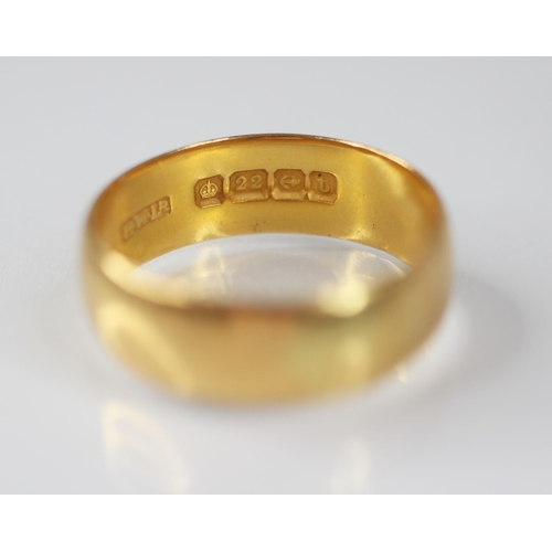 75 - A 22ct gold wedding band, marks for 'HWLd', Birmingham 1918, ring size T 1/2, weight 7.4gms