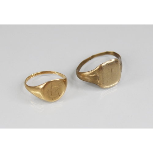 87 - An 18ct gold signet ring, the central oval panel with monogrammed initials, continuing to tapering s... 