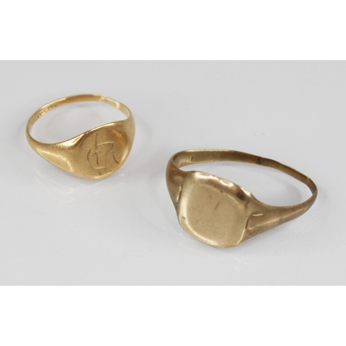 87 - An 18ct gold signet ring, the central oval panel with monogrammed initials, continuing to tapering s... 