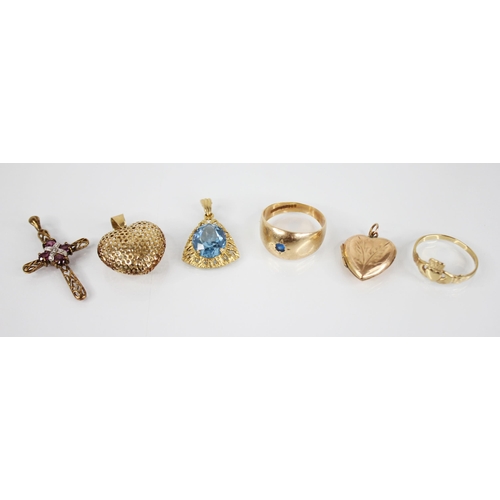 140 - A 9ct gold blue paste set ring, the central round mixed cut blue paste gypsy star set to a tapering ... 