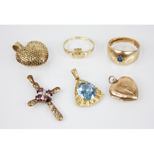 140 - A 9ct gold blue paste set ring, the central round mixed cut blue paste gypsy star set to a tapering ... 