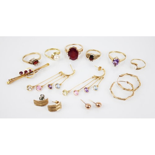 143 - A selection of gold and gold coloured jewellery, to include an amethyst and diamond 9ct gold ring, m... 