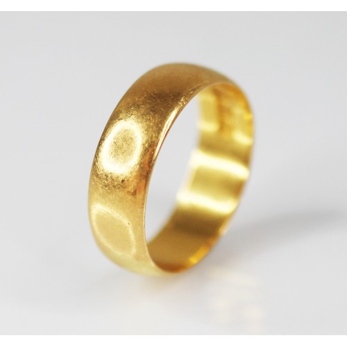 75 - A 22ct gold wedding band, marks for 'HWLd', Birmingham 1918, ring size T 1/2, weight 7.4gms