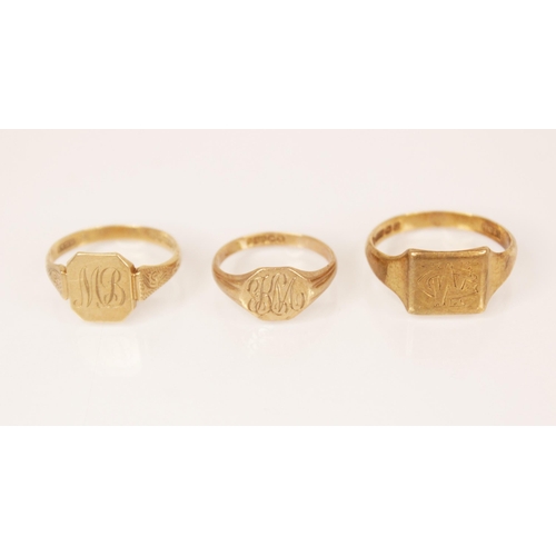 112 - A 9ct gold signet ring, the rectangular head with canted corners, engraved with monogrammed initials... 