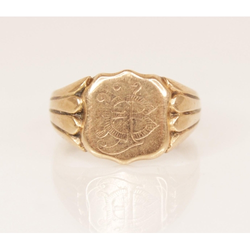 113 - An Edwardian 9ct gold signet ring, the shield shaped head with monogrammed initials, set to reeded t... 