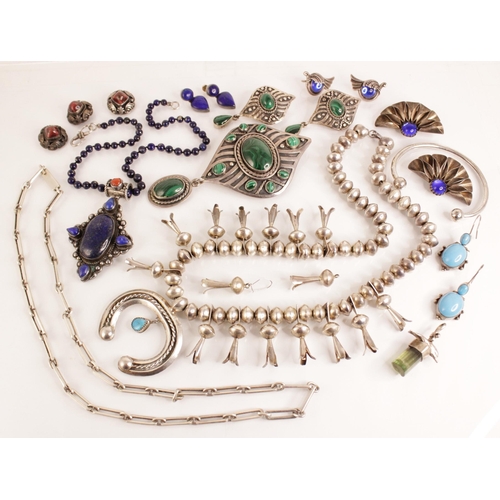 130 - A selection of silver and white metal jewellery, to include a Mexican malachite set silver suite, co... 