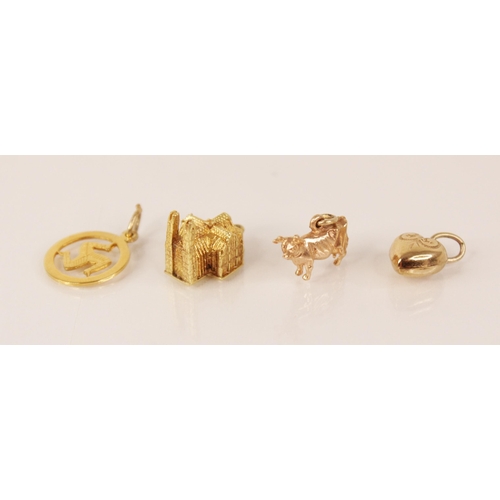 146 - A 9ct gold charm modelled as Westminster Abbey, Cropp & Farr, London 1973, 17mm long, together with ... 