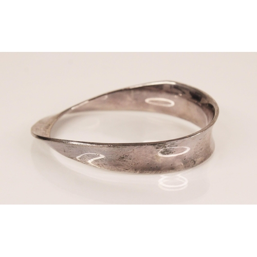 89 - A Georg Jensen Mobius silver bangle, designed by Vivianna Torun, no. 206, Georg Jensen oval mark, 8.... 