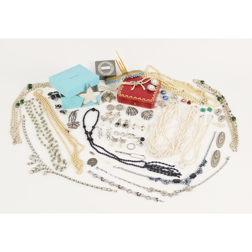 131 - A quantity of vintage costume jewellery, to include a selection of cultured pearl and simulated pear... 