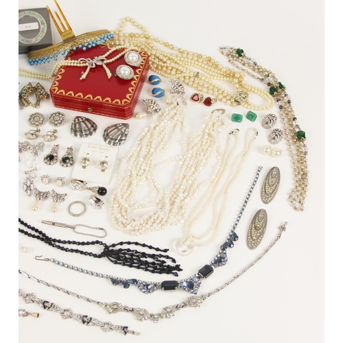 131 - A quantity of vintage costume jewellery, to include a selection of cultured pearl and simulated pear... 