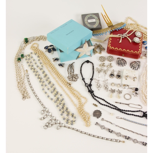 131 - A quantity of vintage costume jewellery, to include a selection of cultured pearl and simulated pear... 