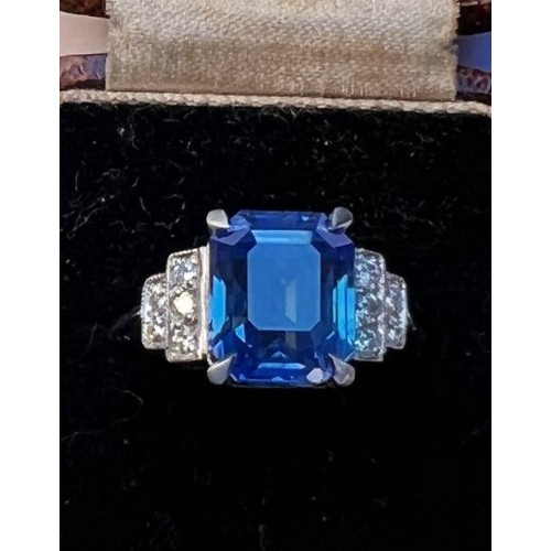 151 - An Art Deco sapphire and diamond ring, the central rectangular emerald cut cornflower blue sapphire ... 