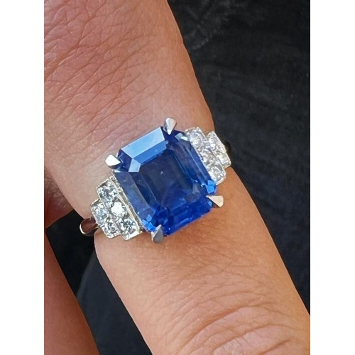 151 - An Art Deco sapphire and diamond ring, the central rectangular emerald cut cornflower blue sapphire ... 