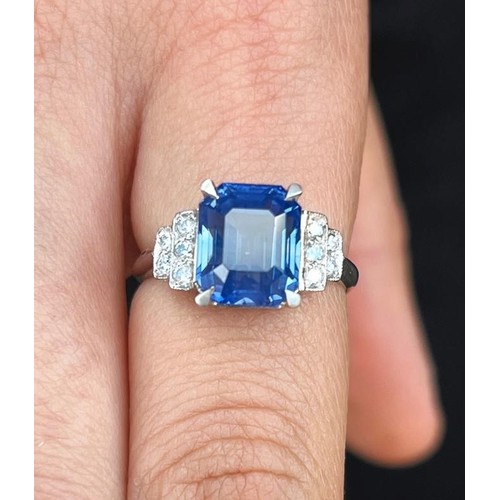 151 - An Art Deco sapphire and diamond ring, the central rectangular emerald cut cornflower blue sapphire ... 