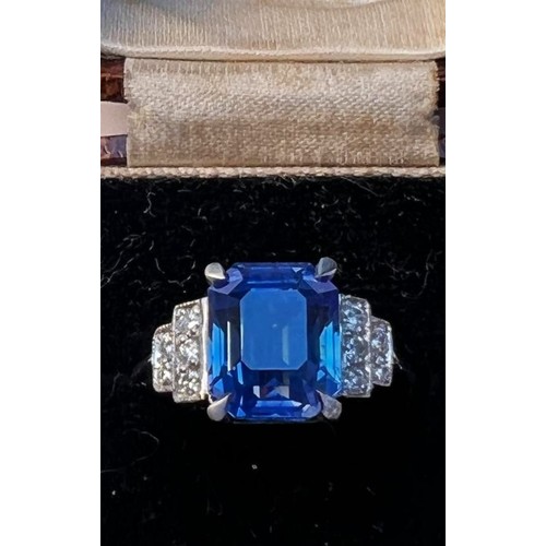 151 - An Art Deco sapphire and diamond ring, the central rectangular emerald cut cornflower blue sapphire ... 