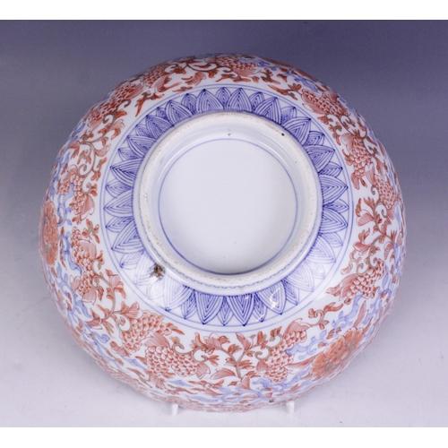 433 - A Japanese imari bowl, meiji period (1868-1912) the circular bowl decorated to the interior with fig... 