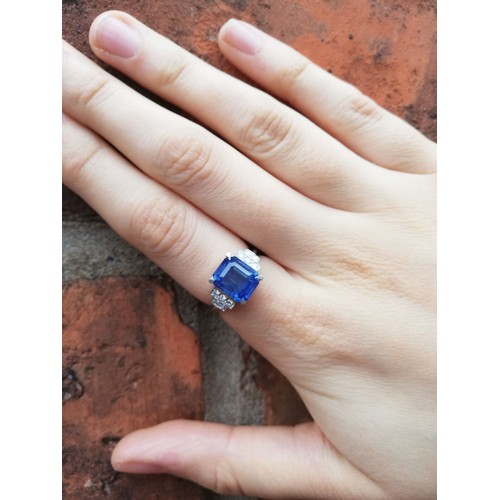 151 - An Art Deco sapphire and diamond ring, the central rectangular emerald cut cornflower blue sapphire ... 