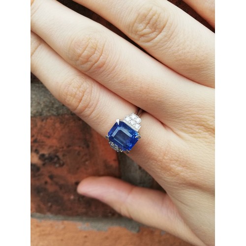 151 - An Art Deco sapphire and diamond ring, the central rectangular emerald cut cornflower blue sapphire ... 