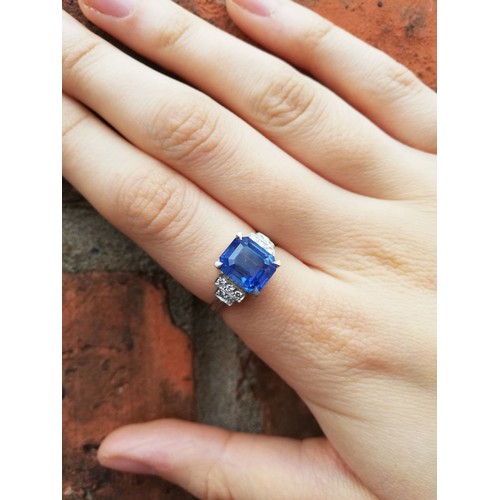 151 - An Art Deco sapphire and diamond ring, the central rectangular emerald cut cornflower blue sapphire ... 