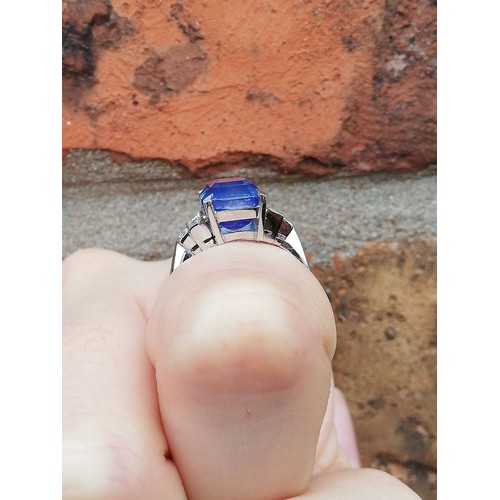 151 - An Art Deco sapphire and diamond ring, the central rectangular emerald cut cornflower blue sapphire ... 