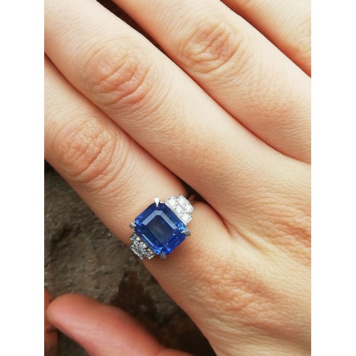 151 - An Art Deco sapphire and diamond ring, the central rectangular emerald cut cornflower blue sapphire ... 