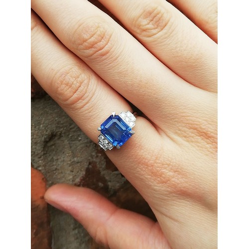 151 - An Art Deco sapphire and diamond ring, the central rectangular emerald cut cornflower blue sapphire ... 