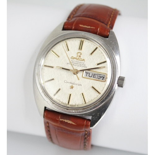 124 - A gentleman's Omega Constellation automatic wristwatch, the circular textured silver dial with gold ... 