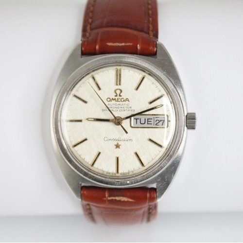 124 - A gentleman's Omega Constellation automatic wristwatch, the circular textured silver dial with gold ... 