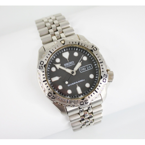 130 - A gentleman's Seiko Automatic Diver's 200m wristwatch, the circular black dial with luminous infill ... 