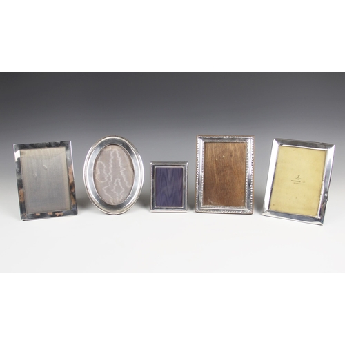 48 - A George VI silver mounted photograph frame, A J Zimmerman & Co, Birmingham 1938, of oval form, wood... 