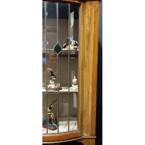 806 - An Edwardian mahogany display cabinet, with a shaped rear gallery above a bowfront leaded and colour... 