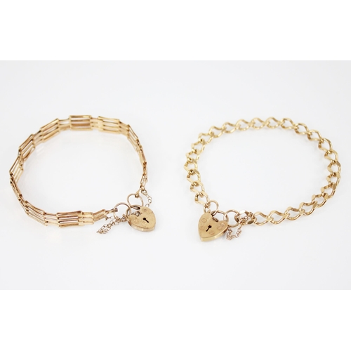 142 - A 9ct gold curb link bracelet, approximately 18cm long, suspending a 9ct gold heart-shaped padlock f... 