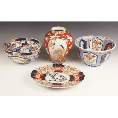 423 - A selection of Japanese Imari porcelain, 19th century and later comprising, a large jardiniere decor... 