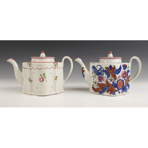 474 - A quantity of 18th century Newhall porcelain tea wares, to include a tobacco leaf pattern commode sh... 