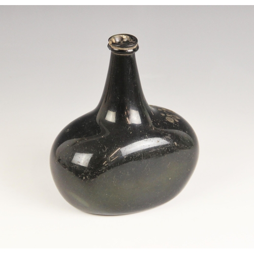 525 - An English 18th century glass wine bottle, of bladder shape and of olive green colour, 17cm high