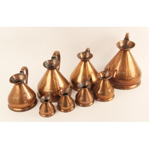 537 - A set of seven graduated copper measures, 19th century, comprising: 1/2 gill, 1 gill, 1/2 pint, pint... 