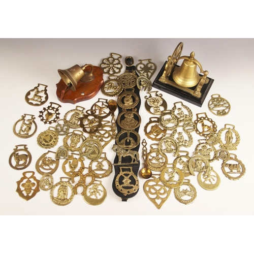 542 - A collection of fifty horse brasses, to include a Manx triskelion example, a Warwick bear example, a... 