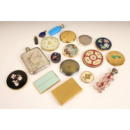 564 - A selection of vintage compacts, including eight circular examples by Stratton, measuring between 7c... 