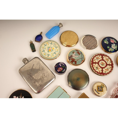 564 - A selection of vintage compacts, including eight circular examples by Stratton, measuring between 7c... 